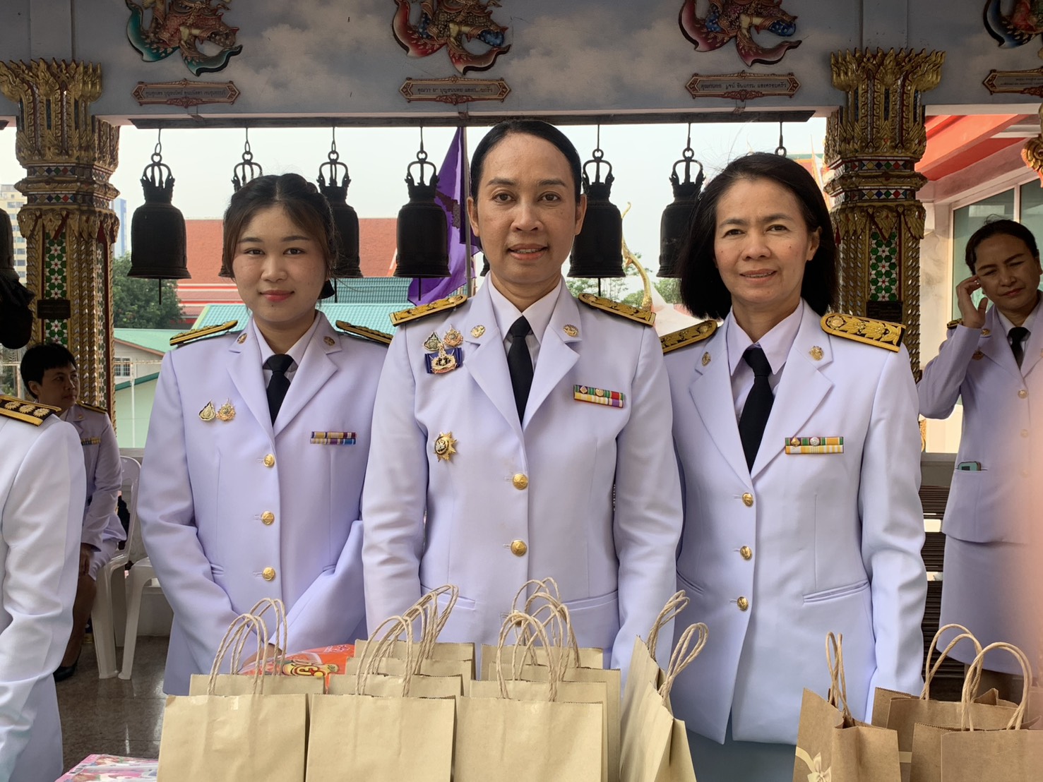 สำนักงานพัฒนาชุมชนจังหวัดนนทบุรี : ร่วมทำบุญตักบาตรและถวายราชสักการะ เนื่องในวันคล้ายวันพระราชสมภพ สมเด็จพระกนิษฐาธิราชเจ้า กรมสมเด็จพระเทพรัตนราชสุดาฯ สยามบรมราชกุมารี