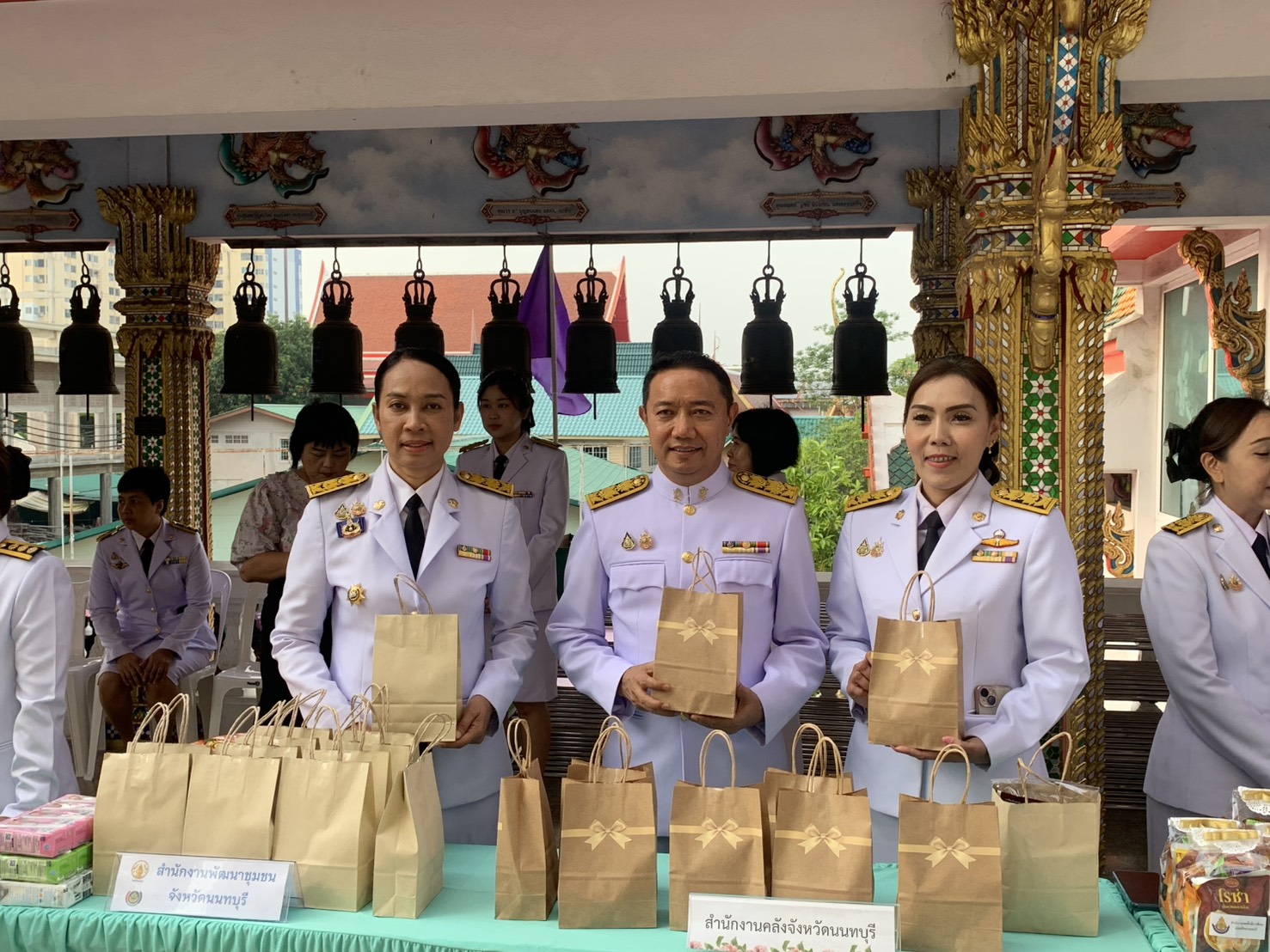 สำนักงานพัฒนาชุมชนจังหวัดนนทบุรี : ร่วมทำบุญตักบาตรและถวายราชสักการะ เนื่องในวันคล้ายวันพระราชสมภพ สมเด็จพระกนิษฐาธิราชเจ้า กรมสมเด็จพระเทพรัตนราชสุดาฯ สยามบรมราชกุมารี