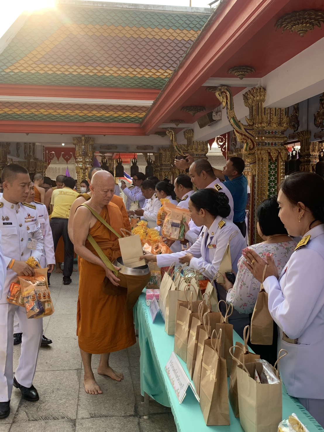 สำนักงานพัฒนาชุมชนจังหวัดนนทบุรี : ร่วมทำบุญตักบาตรและถวายราชสักการะ เนื่องในวันคล้ายวันพระราชสมภพ สมเด็จพระกนิษฐาธิราชเจ้า กรมสมเด็จพระเทพรัตนราชสุดาฯ สยามบรมราชกุมารี