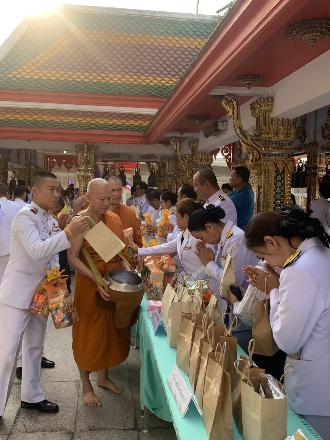 สำนักงานพัฒนาชุมชนจังหวัดนนทบุรี : ร่วมทำบุญตักบาตรและถวายราชสักการะ เนื่องในวันคล้ายวันพระราชสมภพ สมเด็จพระกนิษฐาธิราชเจ้า กรมสมเด็จพระเทพรัตนราชสุดาฯ สยามบรมราชกุมารี