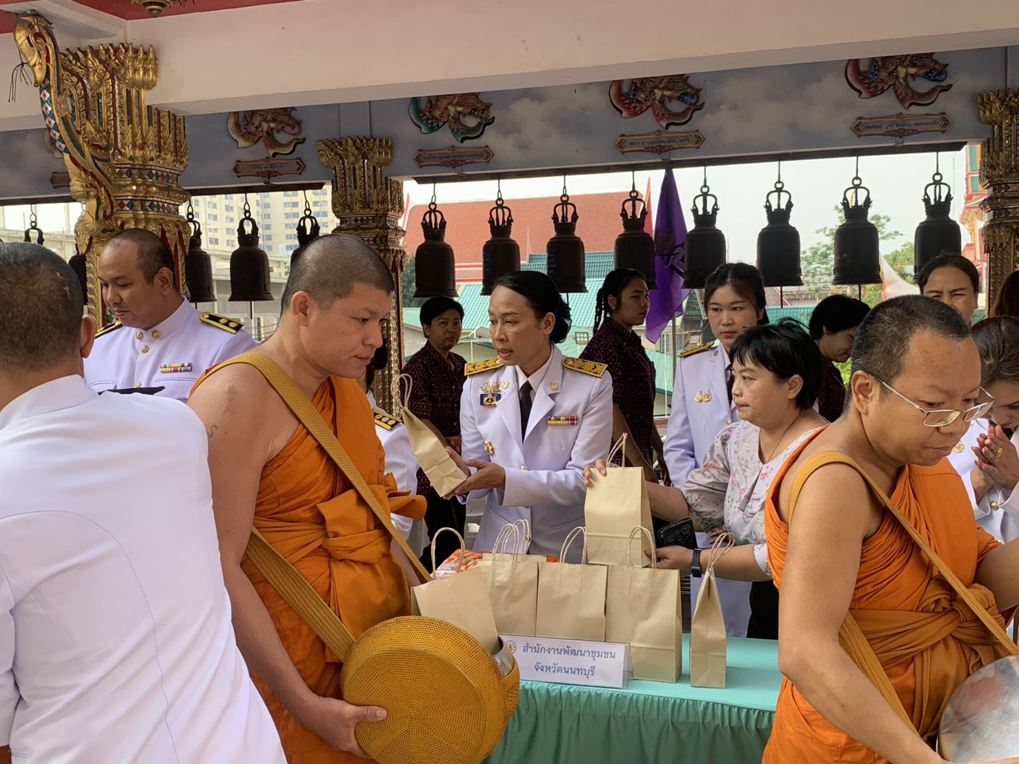 สำนักงานพัฒนาชุมชนจังหวัดนนทบุรี : ร่วมทำบุญตักบาตรและถวายราชสักการะ เนื่องในวันคล้ายวันพระราชสมภพ สมเด็จพระกนิษฐาธิราชเจ้า กรมสมเด็จพระเทพรัตนราชสุดาฯ สยามบรมราชกุมารี