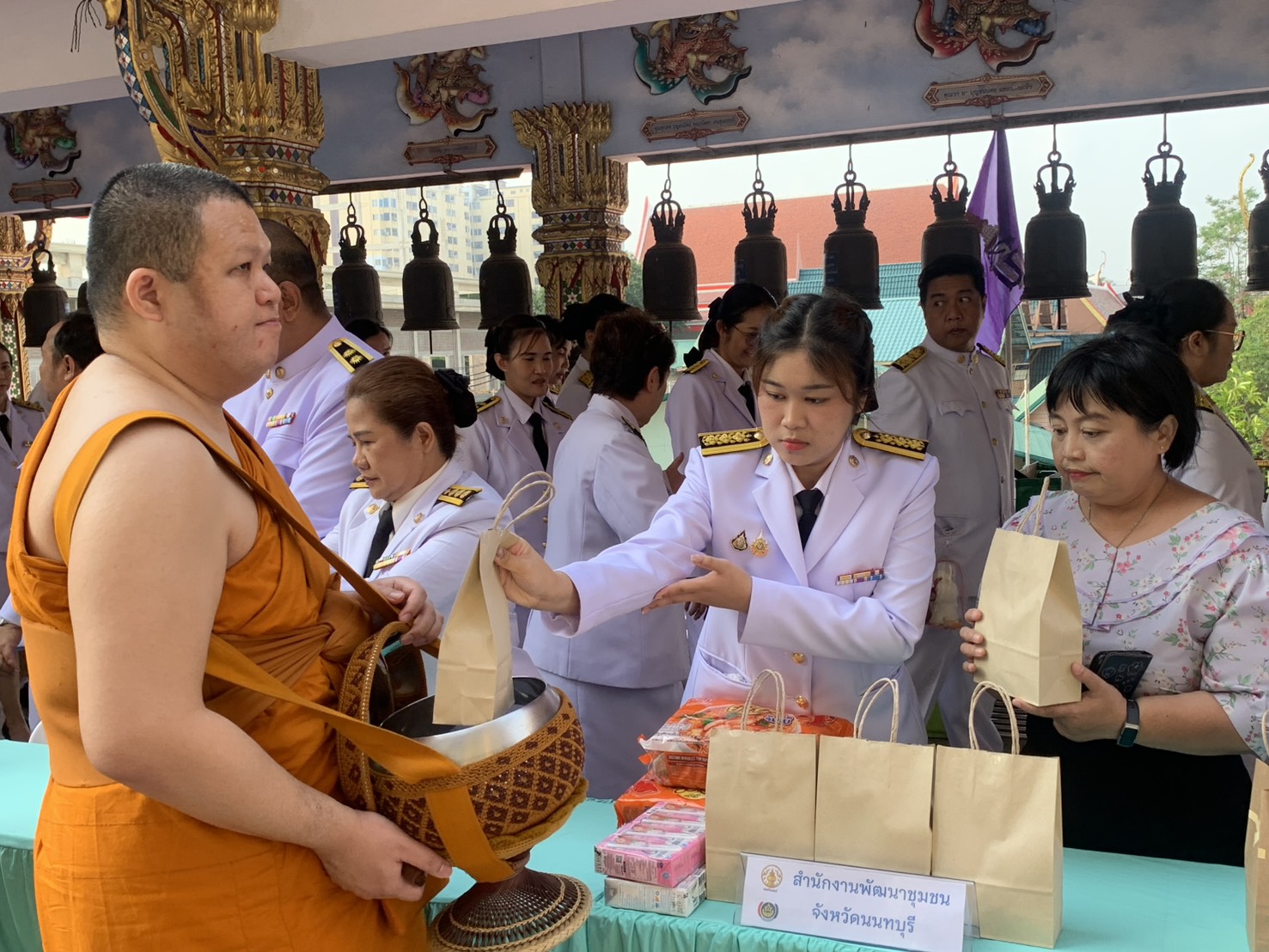 สำนักงานพัฒนาชุมชนจังหวัดนนทบุรี : ร่วมทำบุญตักบาตรและถวายราชสักการะ เนื่องในวันคล้ายวันพระราชสมภพ สมเด็จพระกนิษฐาธิราชเจ้า กรมสมเด็จพระเทพรัตนราชสุดาฯ สยามบรมราชกุมารี