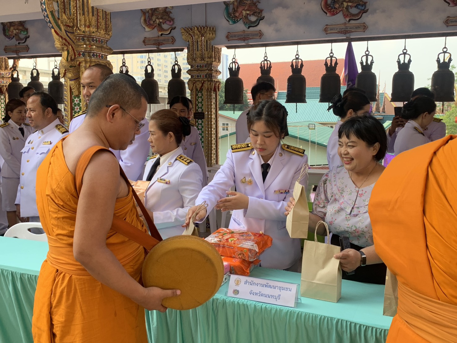 สำนักงานพัฒนาชุมชนจังหวัดนนทบุรี : ร่วมทำบุญตักบาตรและถวายราชสักการะ เนื่องในวันคล้ายวันพระราชสมภพ สมเด็จพระกนิษฐาธิราชเจ้า กรมสมเด็จพระเทพรัตนราชสุดาฯ สยามบรมราชกุมารี