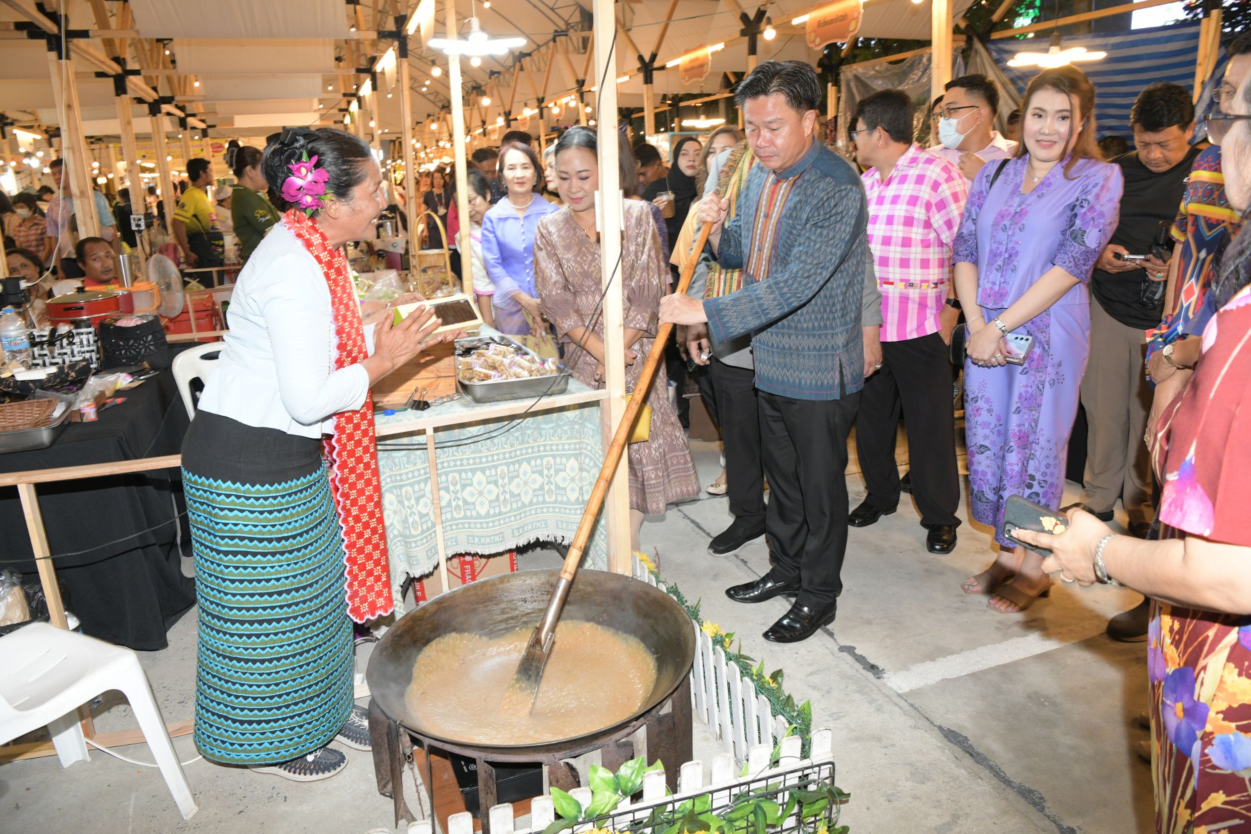 นนทบุรี – โครงการถนนคนเดินเที่ยวเพลินช้อปผลิตภัณฑ์ชุมชน ชิมผลไม้เมืองนนท์