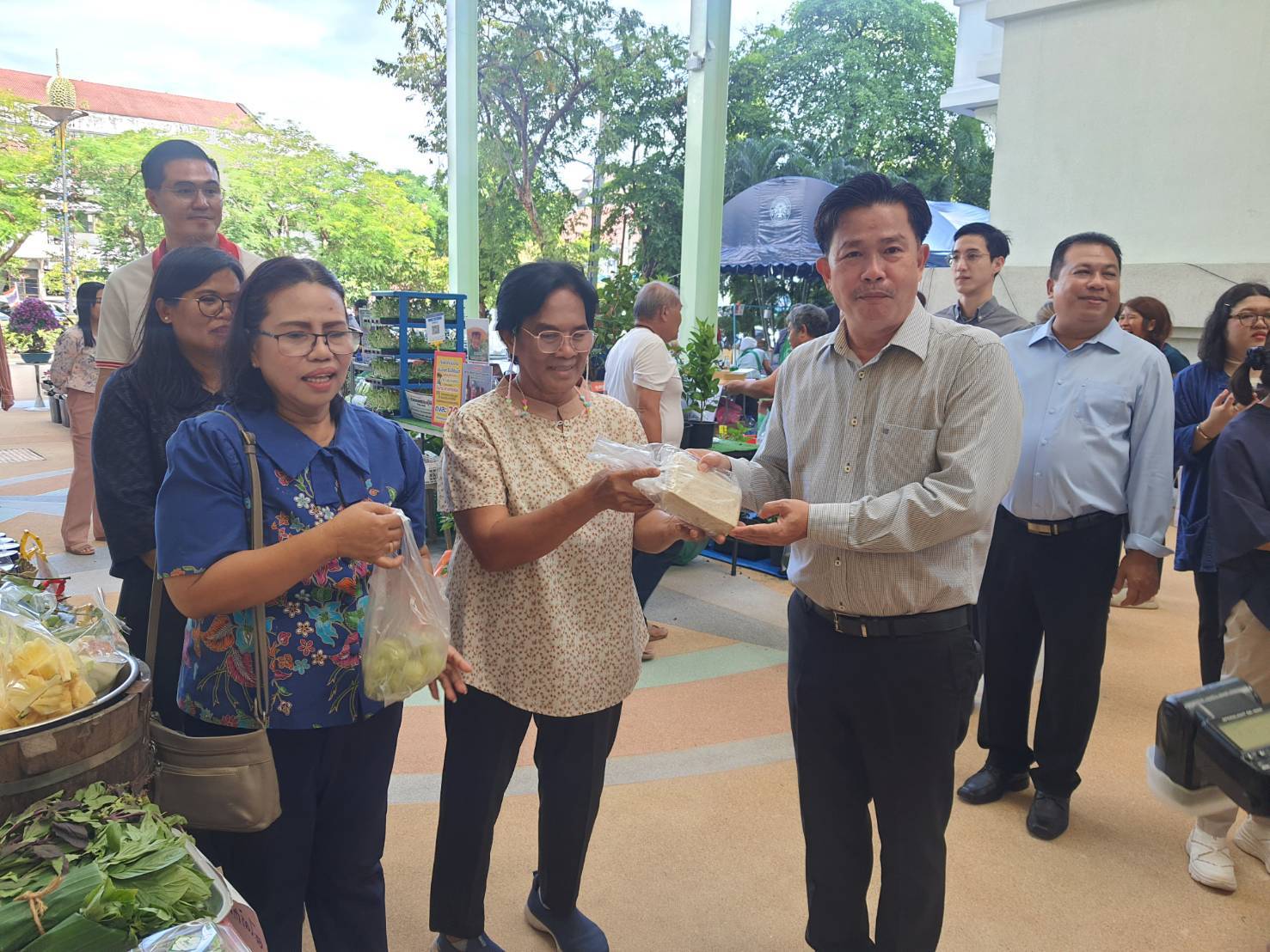 📢✊✅สพจ.นนทบุรีขอเชิญชวนผู้ที่สนใจเข้ามาชิม ช้อป ใช้ ณ ตลาดโดมนนท์ ศาลากลางจังหวัดนนทบุรี