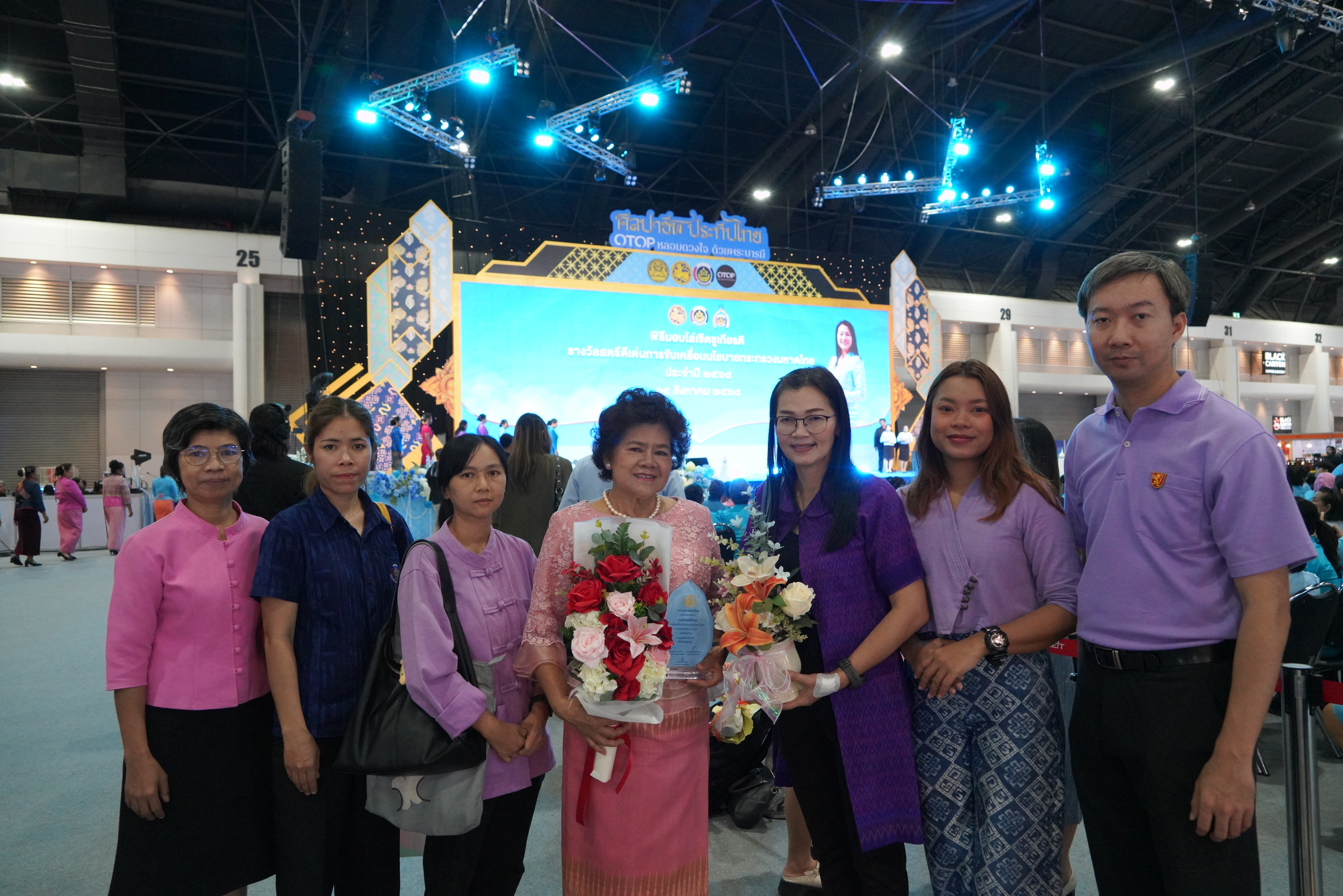 พช.นนทบุรี ร่วมโครงการส่งเสริมและพัฒนาอาชีพ ประจำปี 2568 กิจกรรมถอดบทเรียนความสำเร็จการขับเคลื่อนนโยบายกระทรวงมหาดไทย กิจกรรมที่ 2 การเชิดชูเกียรติสตรีดีเด่นการขับเคลื่อนกิจกรรมตามภารกิจองค์กรสตรี